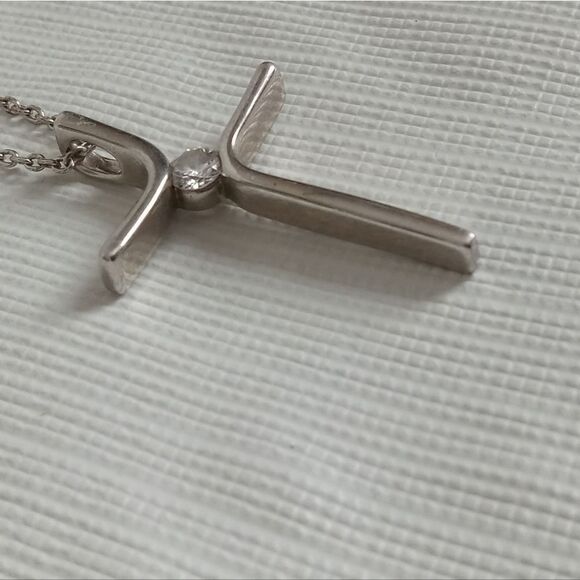 Silver Toned Metal Rhinestone Center Lightweight Cross Shaped Pendant Necklace - Picture 4 of 9